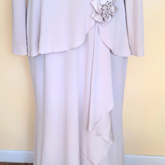 Oyster long sleeve gown - Picture 4 of 4